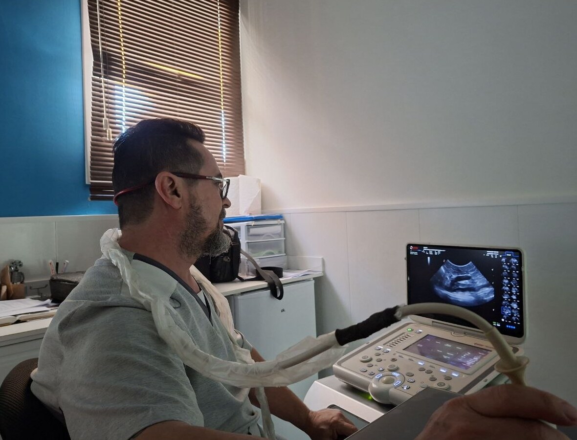 Cayetano Martínez Gonzálvez realizando una ecografía veterinaria
