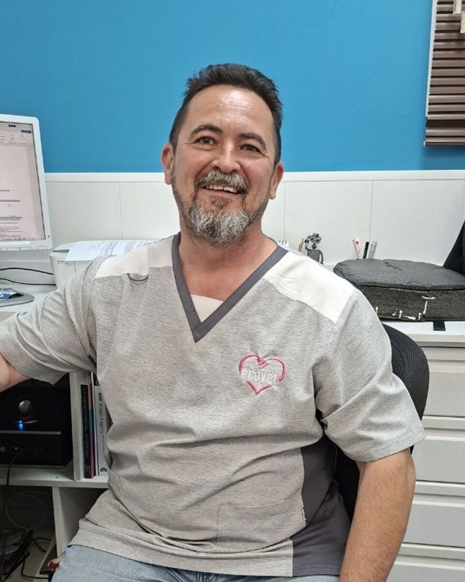 Cayetano Martínez Gonzálvez en Clínica Veterinaria La Urba