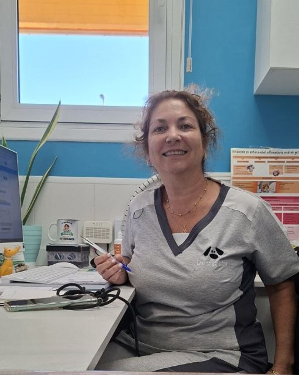 Esther Lechuga López en una consulta de Clínica Veterinaria La Urba