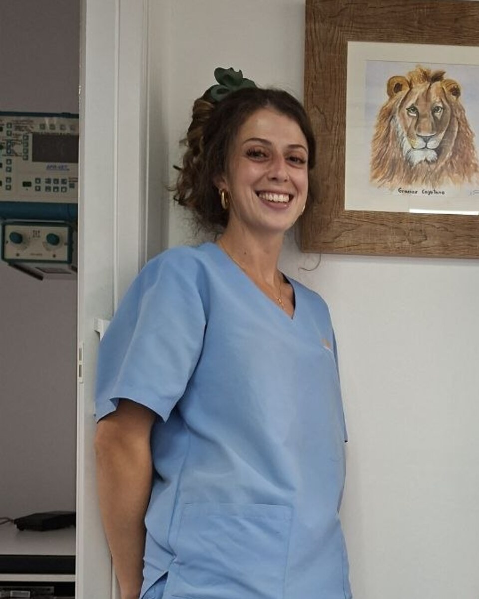 Paloma Barranco Martín en la recepción de Clínica Veterinaria La Urba