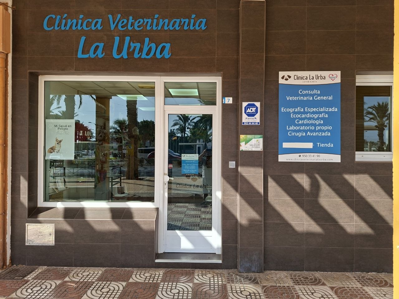 Entrada de Clínica Veterinaria La Urba en Avenida del Mediterráneo, 7