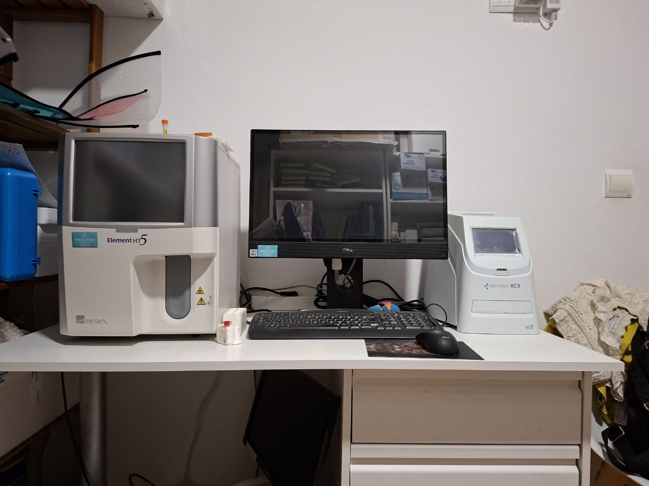 Equipamiento del laboratorio propio de la clínica
