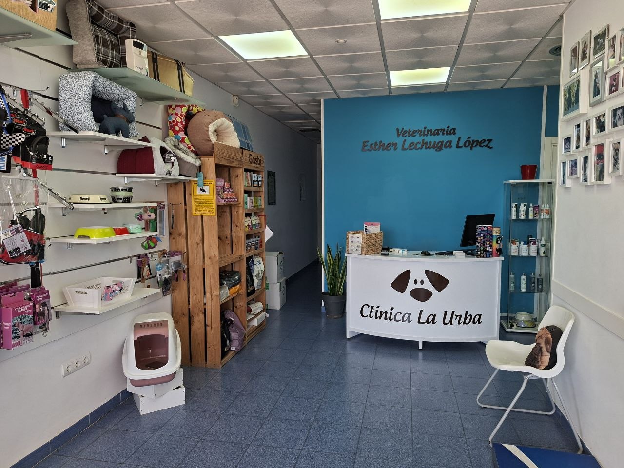 Recepción de Clínica Veterinaria La Urba en Roquetas de Mar